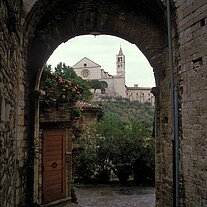 Kirche durch Torbogen