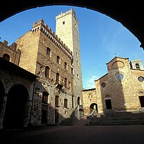 Dom und das Rathaus Torbogen  San Gimignano