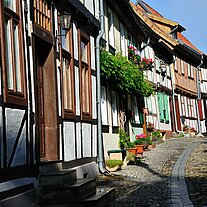 Gasse mit Fachwerkhäusern in Quedlinburg Gasse mit Fachwerkhäusern in Quedlinburg