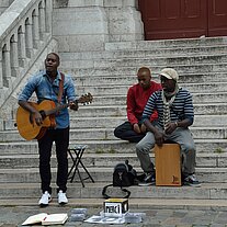 Musikanten auf der Kirchentreppe