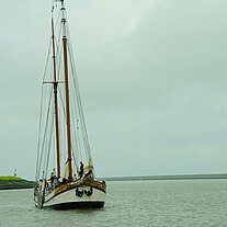 Schiff hinter uns zur Schleuse Schiff hinter uns zur Schleuse