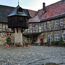 alter Innenhof mit Taubenkobel alter Innenhof mit Taubenkobel