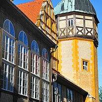 Turm mit gelben Rändern Turm mit gelben Rändern