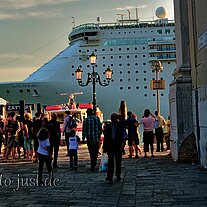 Kreuzfahrtschiff am Zattere (Ausschnitt)