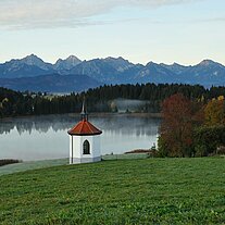 Hegratsrieder See mit Hof und Kapelle Hegratsrieder See mit Hof und Kapelle