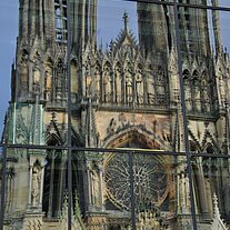 Kathedrale von Reims Spiegelung in Fenster Kathedrale von Reims Spiegelung in Fenster