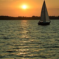 Abendsonne mit Segelboot Abendsonne mit Segelboot