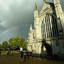 Winchester Cathedral Vorderfront m Regenbogen