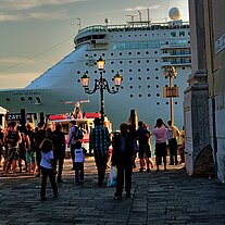 Kreuzfahrtschiff am Zattere (Ausschnitt)