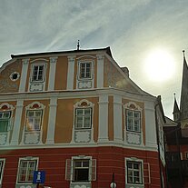 Haus mit Kirche im Gegenlicht