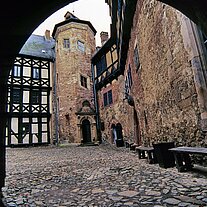 Im Innenhof Burg Falkenstein Im Innenhof Burg Falkenstein