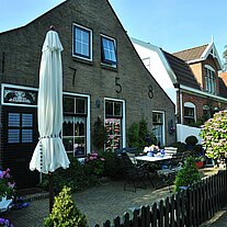 Haus mit Sitzgruppe Haus mit Sitzgruppe