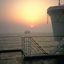 anderes Schiff am Kanal Sonnenaufgang anderes Schiff am Kanal Sonnenaufgang