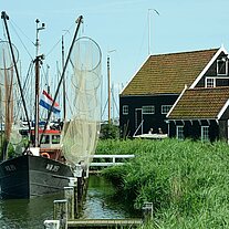 Fischerboot mit Häuschen Fischerboot mit Häuschen