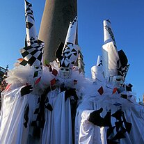 Masken in Schwarz Weiss vor dem Dogenpalast