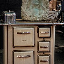 Flohmarkt, Statue Ofen mit Plastik drauf