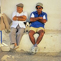 zwei Männer mit Hund