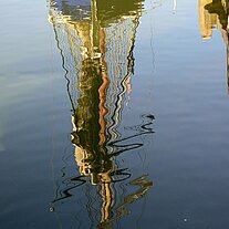 Spiegender Mast und Bug Spiegender Mast und Bug