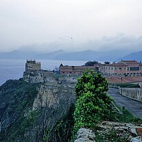 Blick zur Villa Mulini und Meer