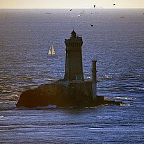 Pointe du Raz: Leuchtturm Leuchtturm im Meer