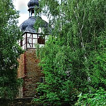 Kirche von Uftrungen hinter Bäumen Kirche von Uftrungen hinter Bäumen