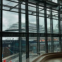 Kreuzfahrtschiff vor dem Konzerthaus