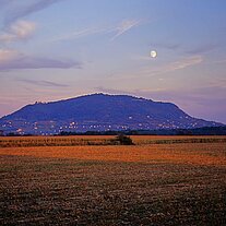Mondaufgang hinter dem Somló Berg Mondaufgang hinter dem Somló Berg