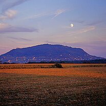 Mondaufgang hinter dem Somló Berg