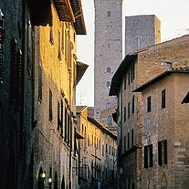 Gasse mit Türmen San Gimignano Gasse mit Türmen San Gimignano