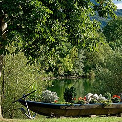 bepflanzter Kahn in Kesten an der Mosel