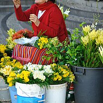 Blumenverkäuferin unterhält sich Blumenverkäuferin unterhält sich
