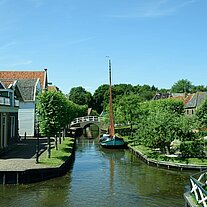 Kanal mit Brücke und Schiff Kanal mit Brücke und Schiff