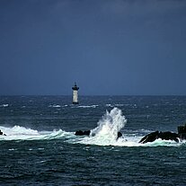Leuchtturm am Pointe du Grouin Leuchtturm in der Brandung