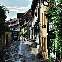 Gasse mit Fachwerkhäusern in Quedlinburg