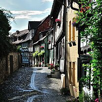 Gasse mit Fachwerkhäusern in Quedlinburg Gasse mit Fachwerkhäusern in Quedlinburg