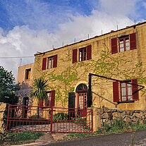 Vorderfront unseres Hauses am Abend Vorderfront unseres Hauses am Abend