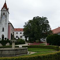 Brunnen und Kirche