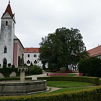 Brunnen und Kirche Brunnen und Kirche