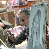 Maler mit seinem Mädchenportrait