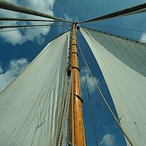 am Mast nach oben am Mast nach oben