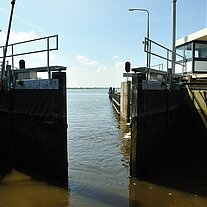 die Schleuse zum Lauwersmeer öffnet sich die Schleuse zum Lauwersmeer öffnet sich