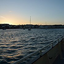 Blick vom Schiff nach St. Peter Port Blick vom Schiff nach St. Peter Port