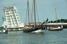 Ein Schiff passiert die Hubbrücke von Kappeln