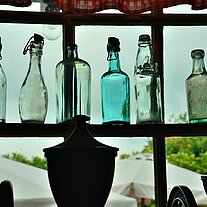 Flaschen am Fenster Flaschen am Fenster