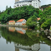 Bie Burg Rozmberk an der Moldau