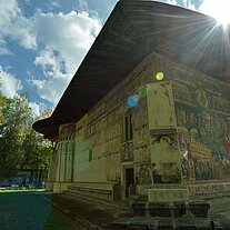 Rückseite der Kirche im Gegenlicht