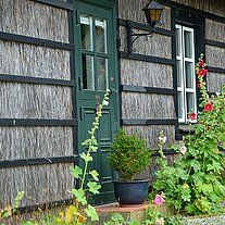 Reethaus mit Bepflanzung am Eingang Reethaus mit Bepflanzung am Eingang