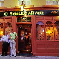 vor dem Pub O' Sullivan vor dem Pub O' Sullivan