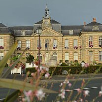 Schloss mit Straße und Blumen Schloss mit Straße und Blumen