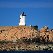 Phare du Paon auf der Île de Bréhat Phare du Phaon auf rosa Granit